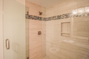 Regadera, toallas, jabón, shampoo 