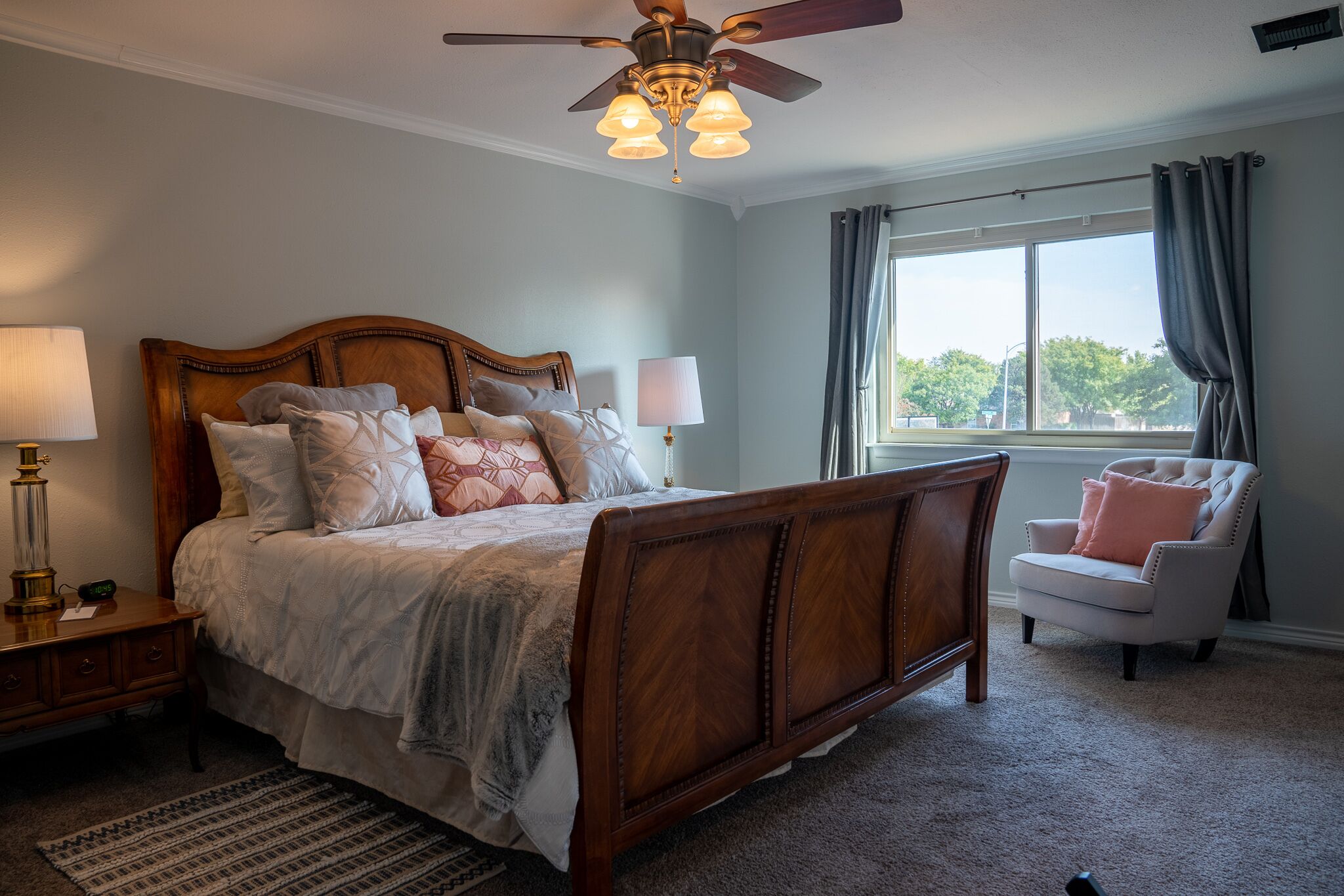 3 makuuhuonetta, tallelokero huoneessa, työpöytä, silitysrauta/-lauta