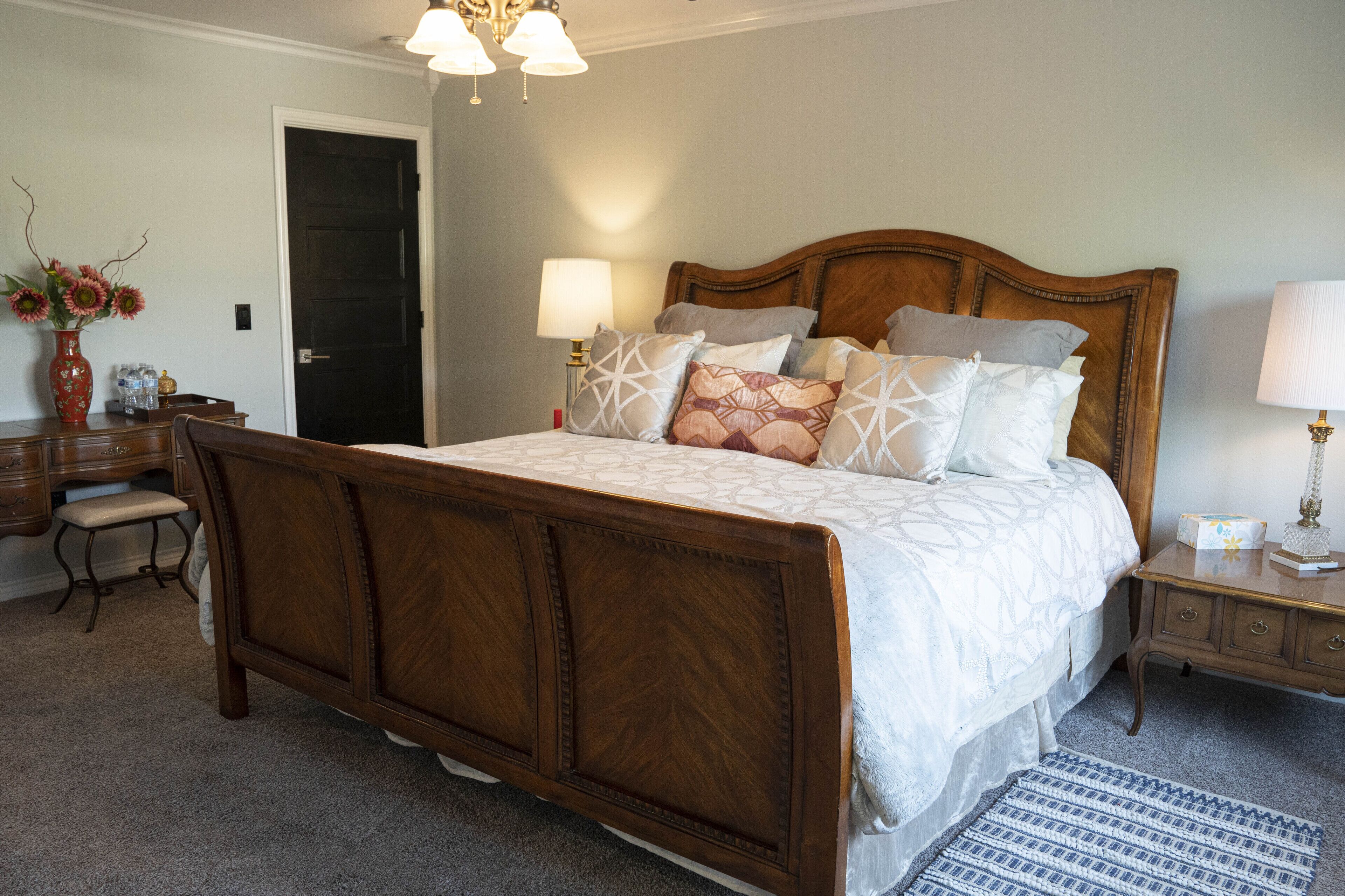 Amarillo Home >3BR/ 2BA, RV space, garage, yard, fireplace, fire pit.