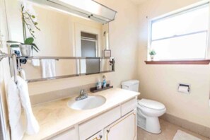 Bañera con ducha, secador de pelo, toallas