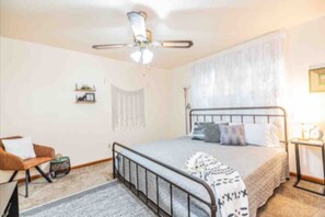 5 Schlafzimmer, Schreibtisch, Bügeleisen/Bügelbrett, WLAN