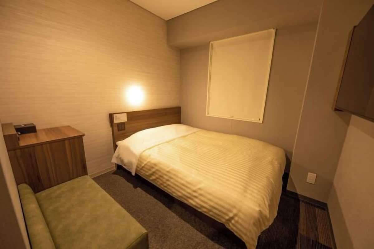 Desk, laptop workspace, soundproofing, free WiFi