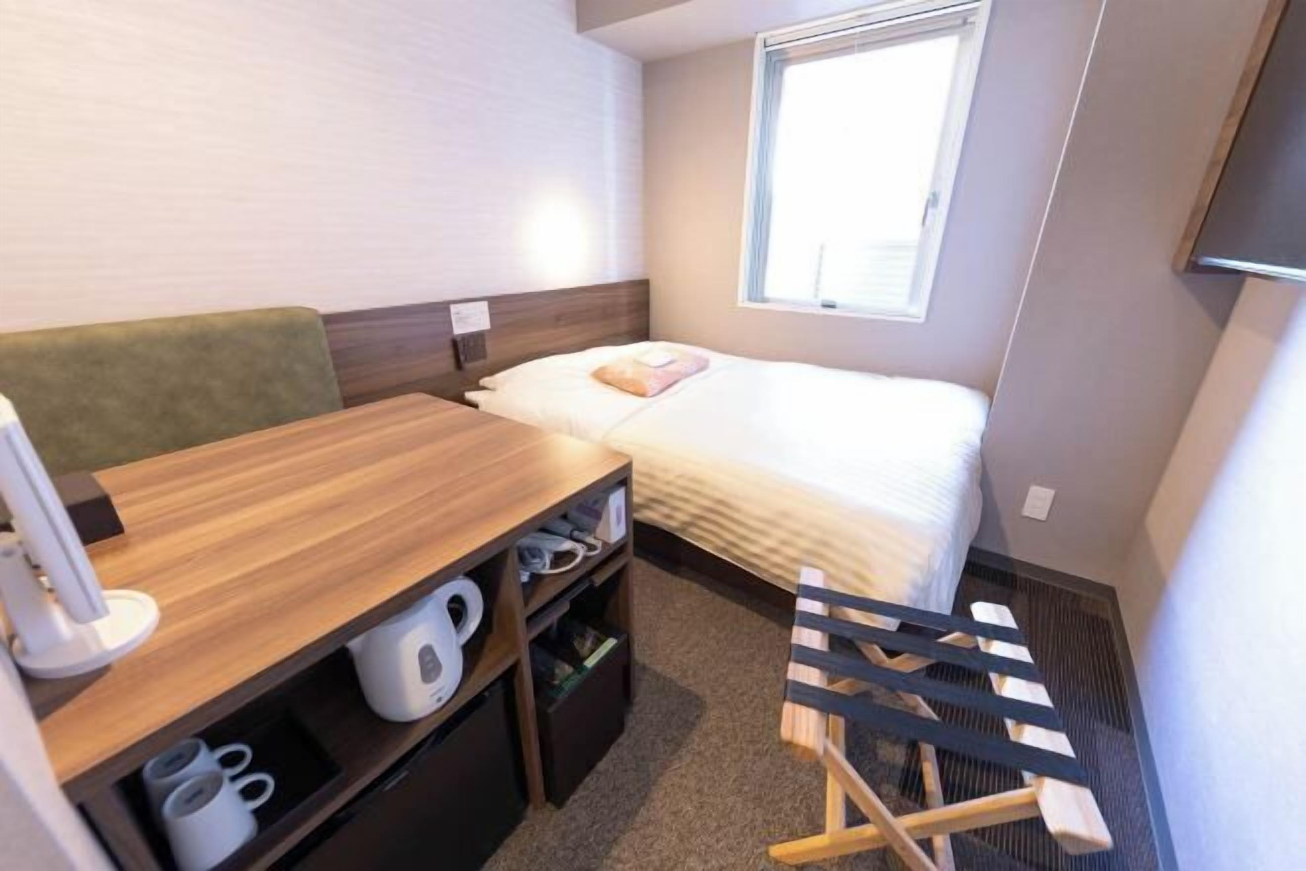 Desk, laptop workspace, soundproofing, free WiFi