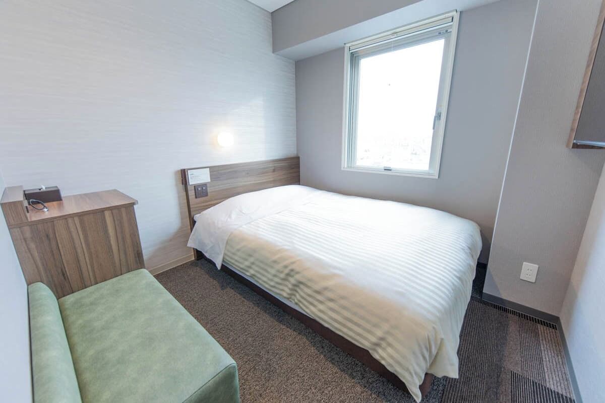 Schreibtisch, laptopgeeigneter Arbeitsplatz, schallisolierte Zimmer