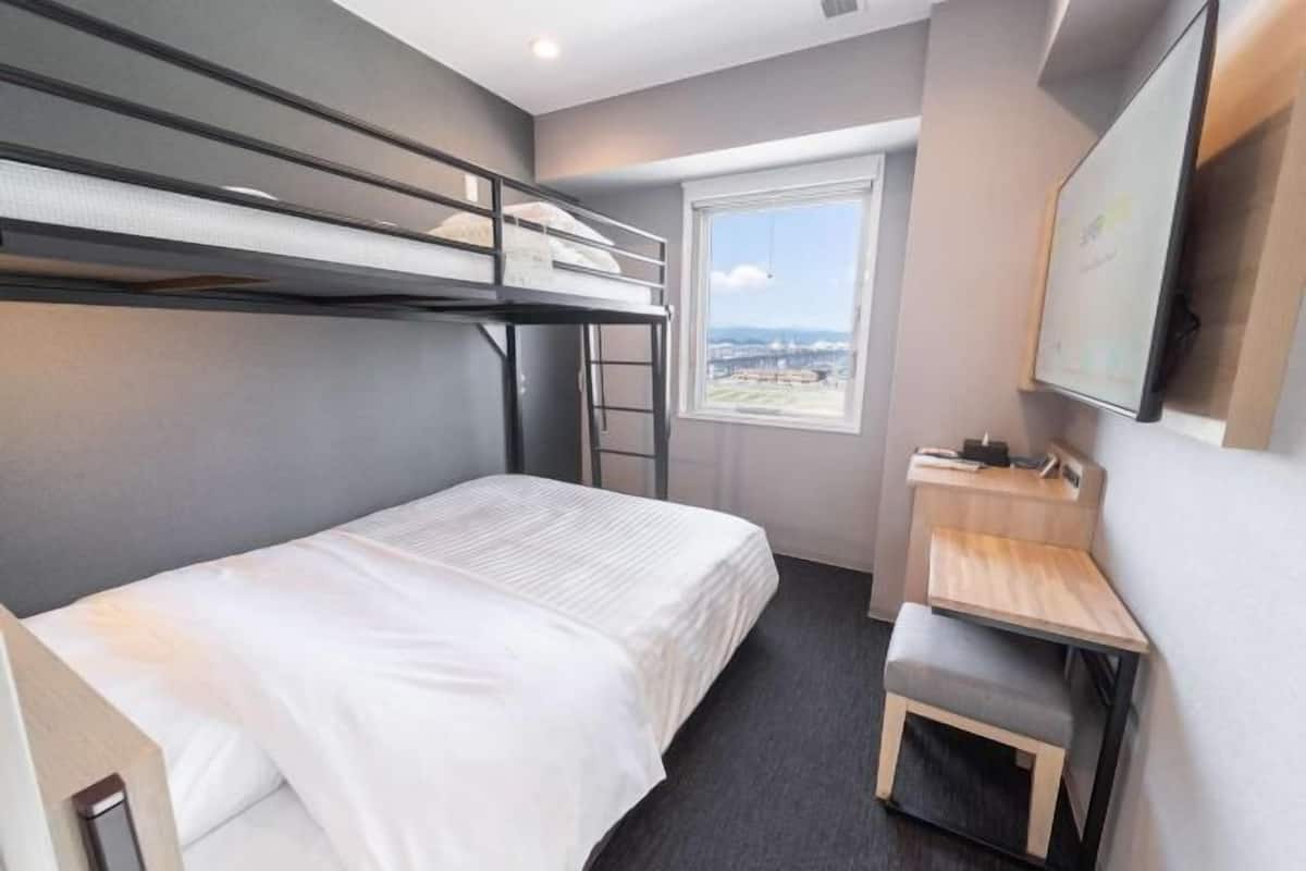 Desk, laptop workspace, soundproofing, free WiFi