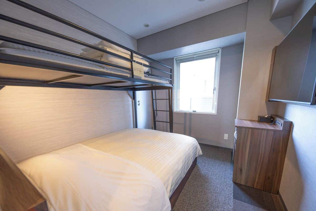 Schreibtisch, laptopgeeigneter Arbeitsplatz, schallisolierte Zimmer