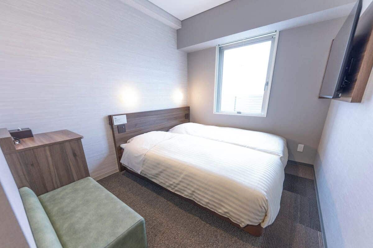 Schreibtisch, laptopgeeigneter Arbeitsplatz, schallisolierte Zimmer