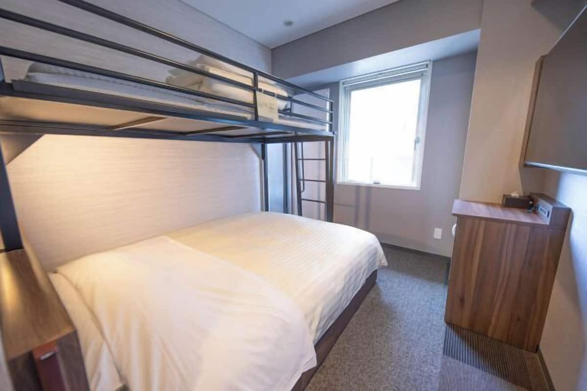 Desk, laptop workspace, soundproofing, free WiFi