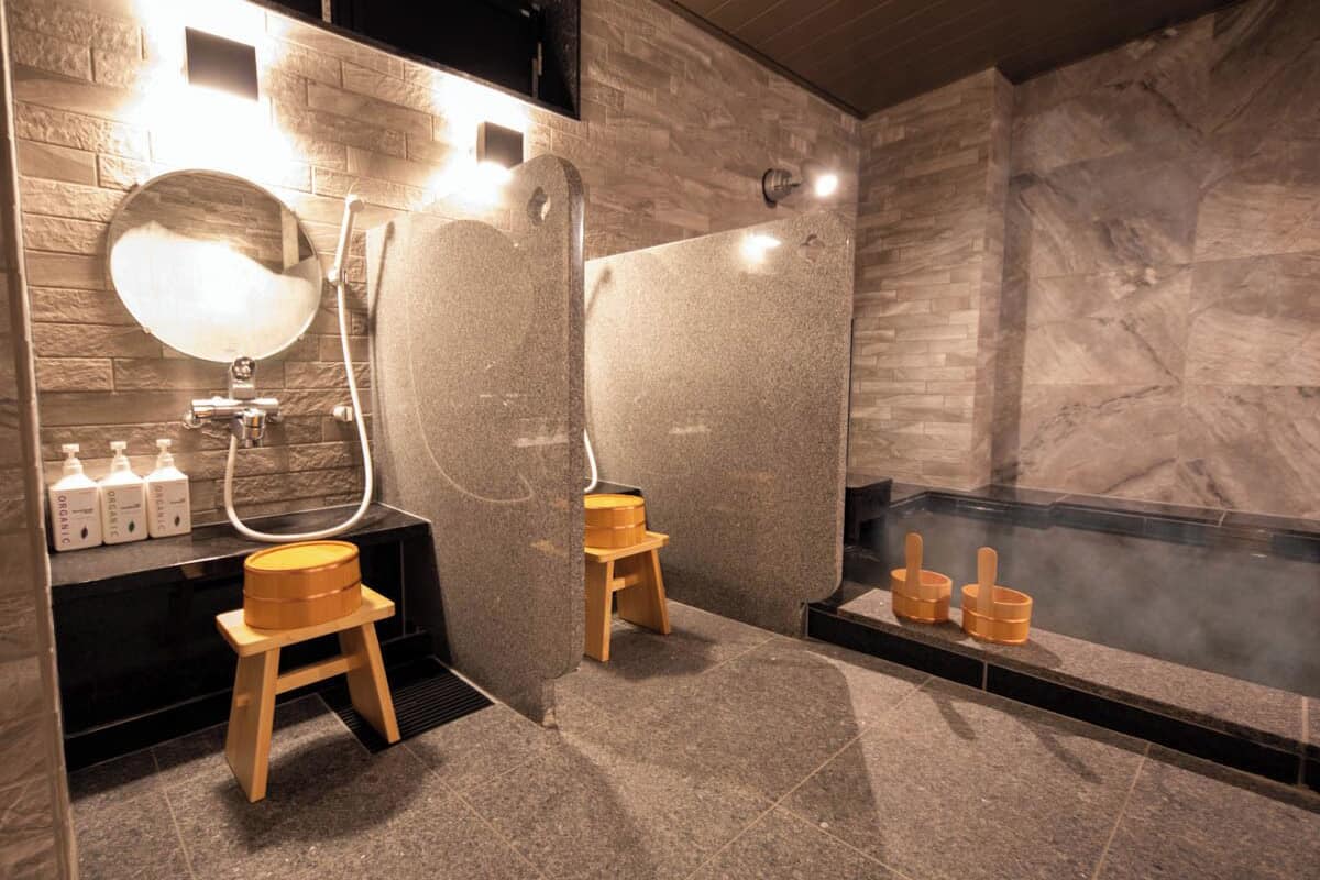 Schreibtisch, laptopgeeigneter Arbeitsplatz, schallisolierte Zimmer