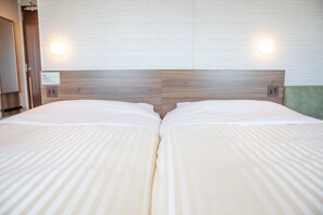 Escritorio y espacio para trabajar con laptop