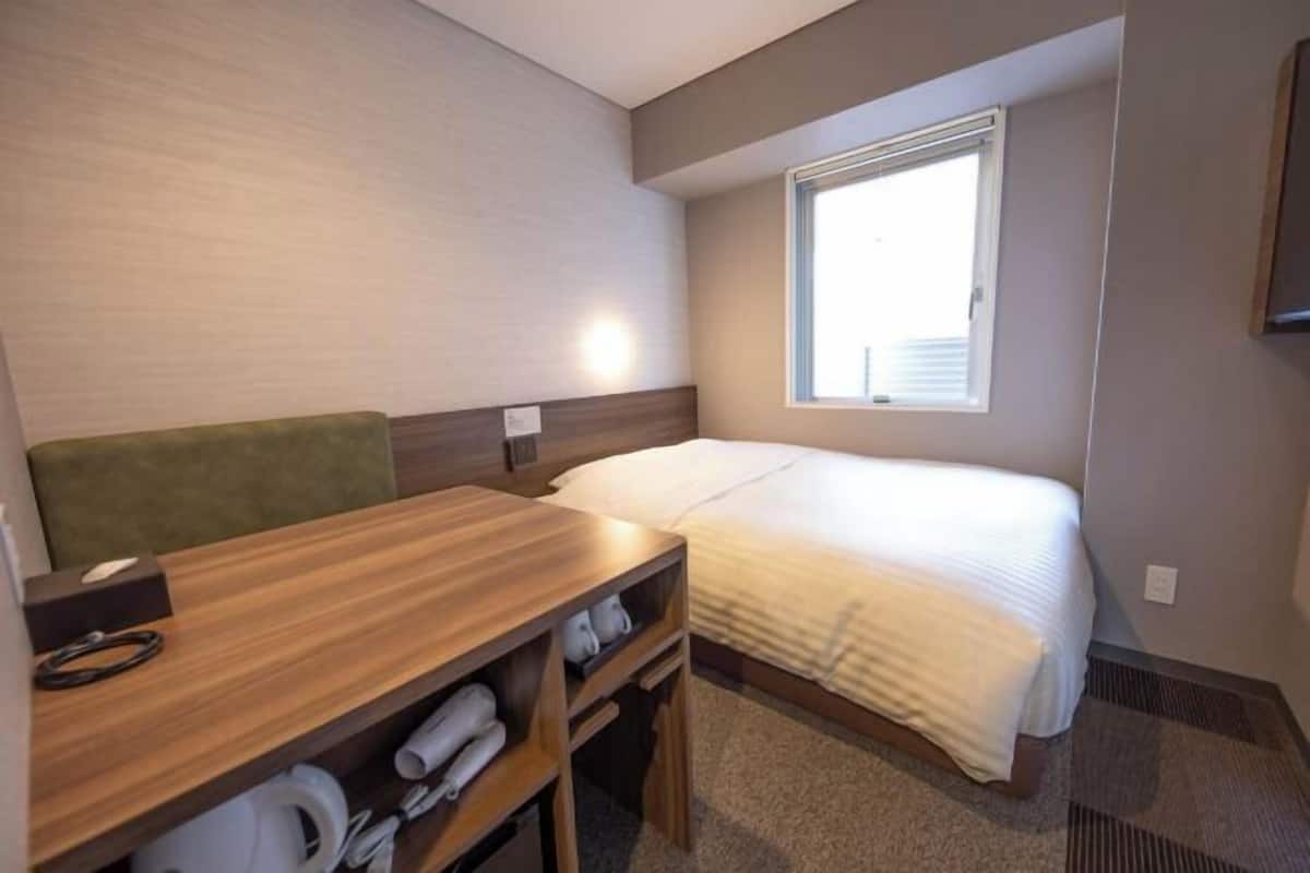 Desk, laptop workspace, soundproofing, free WiFi