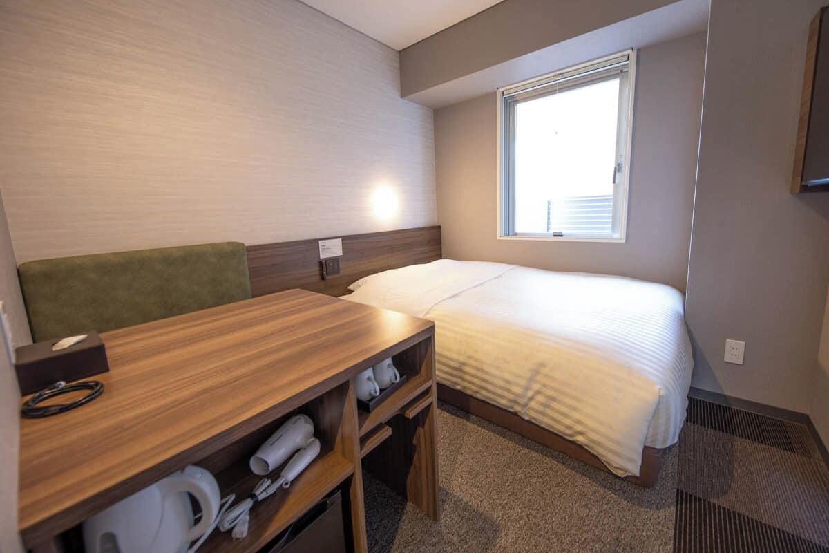 Schreibtisch, laptopgeeigneter Arbeitsplatz, schallisolierte Zimmer