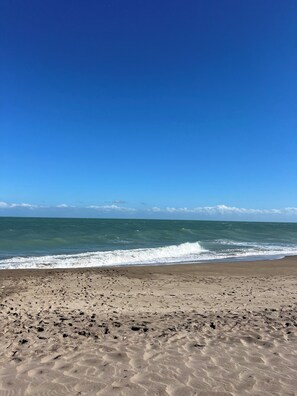 Una spiaggia nelle vicinanze, lettini da mare, teli da spiaggia
