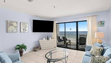 Een televisie en boeken