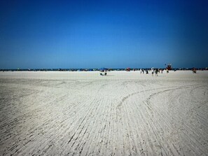 Nær stranden, solsenger og strandhåndklær