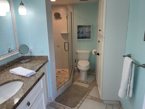 Douche, sèche-cheveux, serviettes fournies, savon