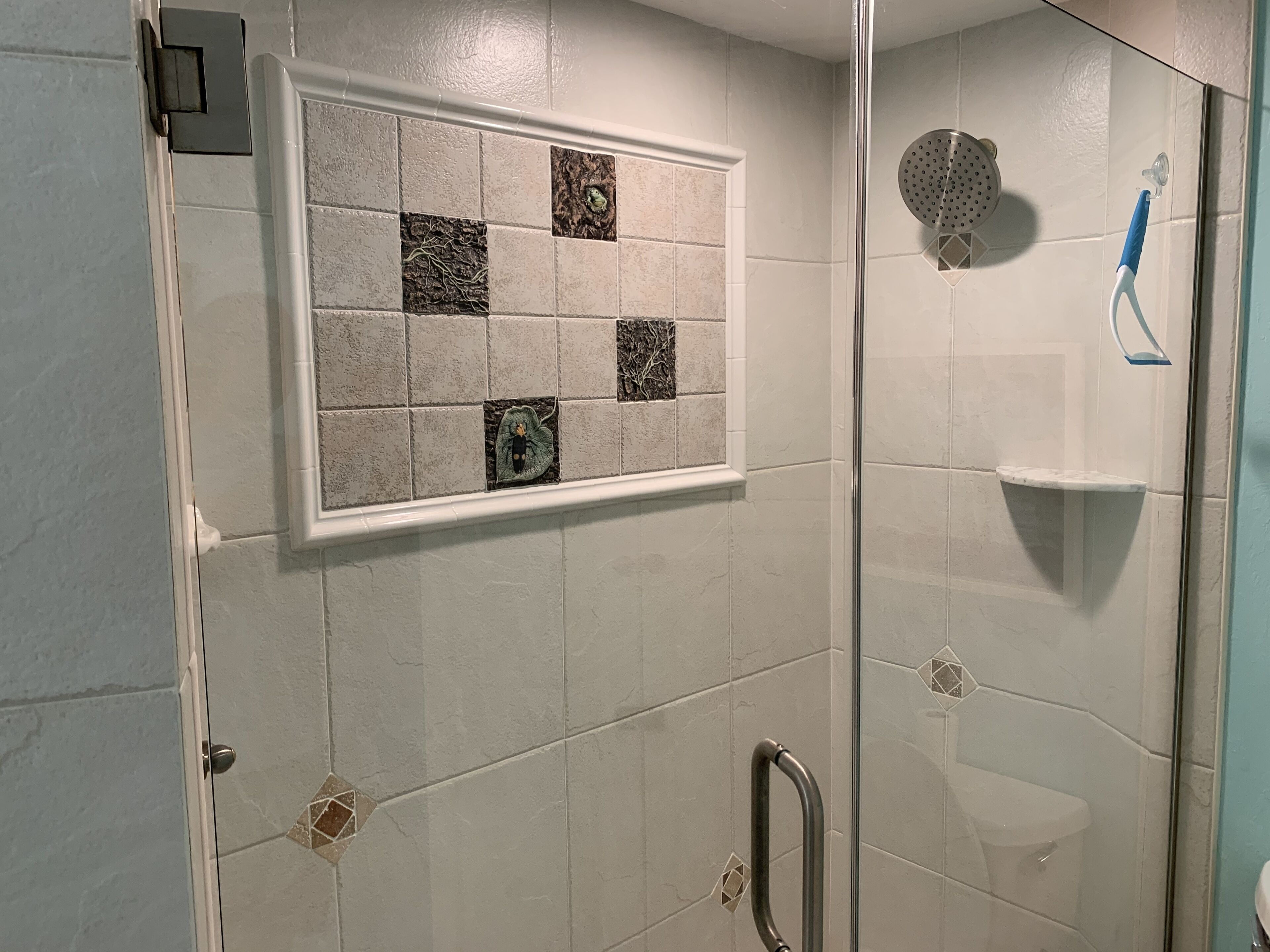 Un baño con ducha, inodoro y lavamanos.