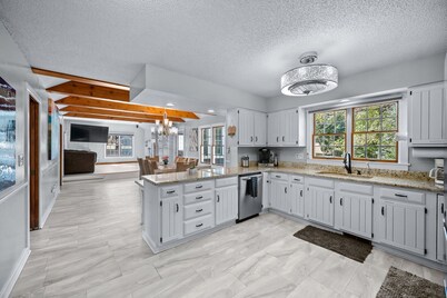  AMAZING & A PARTY BARN… HOT TUB, PL TBl, PNG PNG, & ARCADE!  ACCESS TO POOLS!