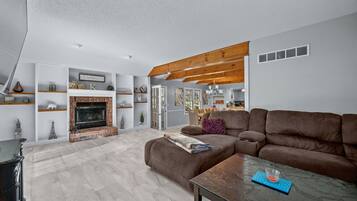 TV connectée, cheminée, jeux vidéo, table de tennis de table