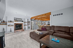 Smart-TV, Kamin, Videospiele, Tischtennisplatte