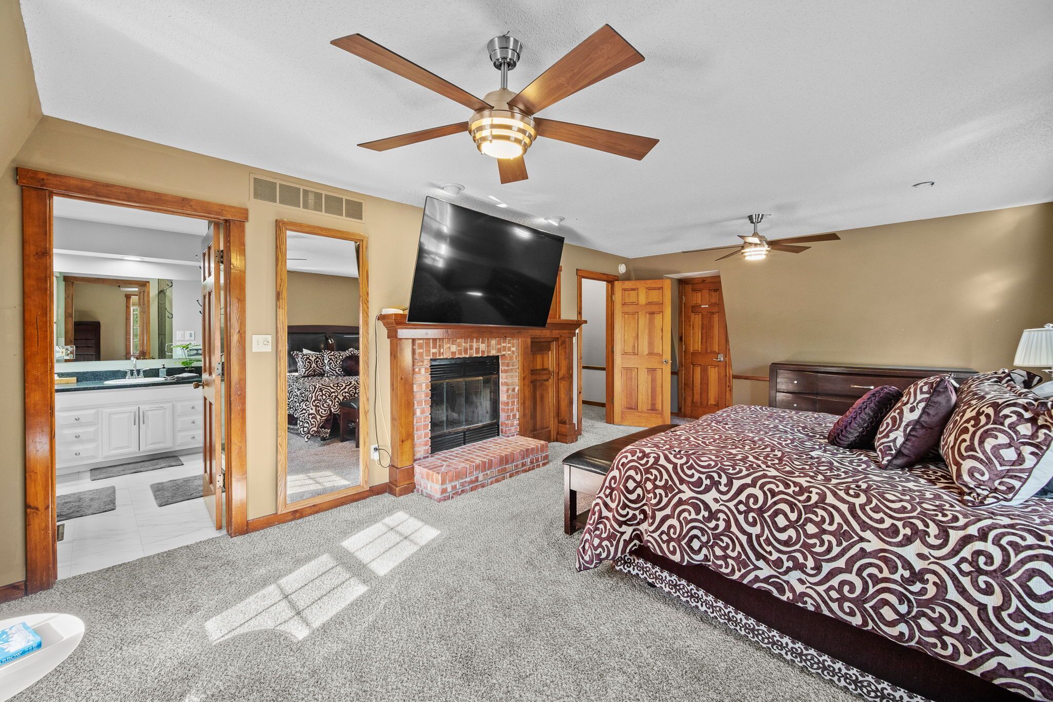 6 bedrooms, desk, iron/ironing board, travel crib