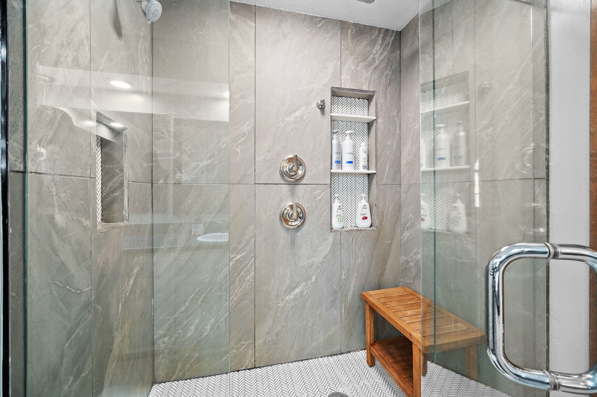 Ensemble douche/baignoire, sèche-cheveux, serviettes fournies, savon