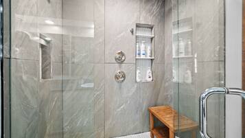 Ensemble douche/baignoire, sĂšche-cheveux, serviettes fournies, savon