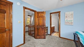 6 عدّة غرف نوم ومكتب ومكواة/لوح كي وسرير سفر