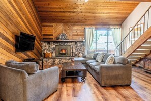 Smart TV, fireplace, DVD player - Pet & Family-Friendly Mountain Condo 480 (Mammoth Lakes)