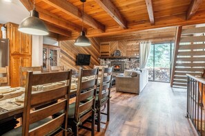 Dining - Pet & Family-Friendly Mountain Condo 480 (Mammoth Lakes)