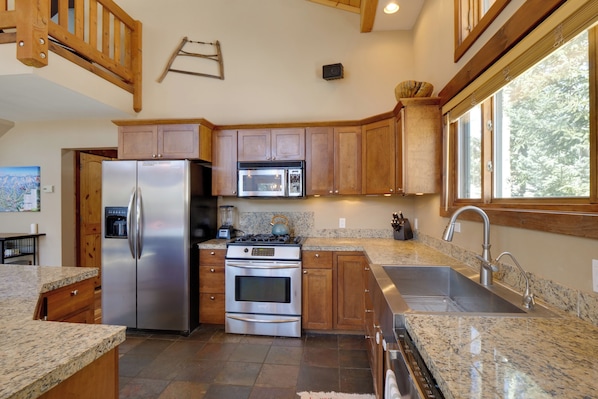 Fridge, microwave, stovetop, dishwasher