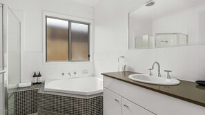 Badewanne, Haartrockner, Handtücher
