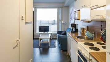 Fridge, microwave, dishwasher, cookware/dishes/utensils