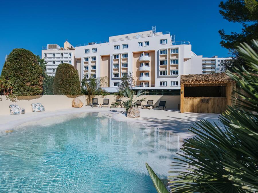 Seasonal outdoor pool, sun loungers