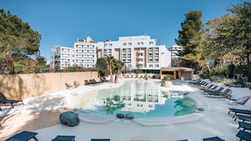 AuĂenpool (je nach Saison geöffnet), LiegestĂŒhle