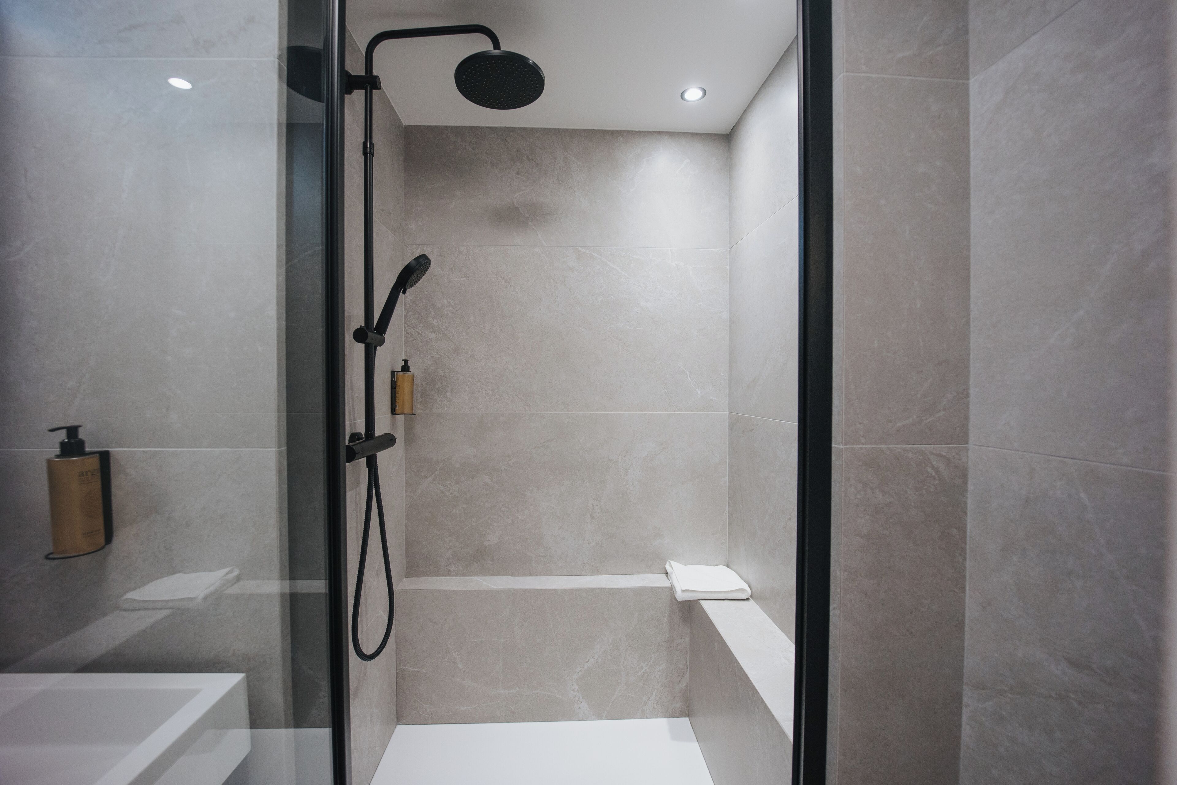 Superior Double Room | Bathroom | Free toiletries, hair dryer, towels