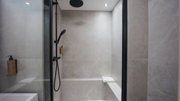 Superior Double Room | Bathroom | Free toiletries, hair dryer, towels