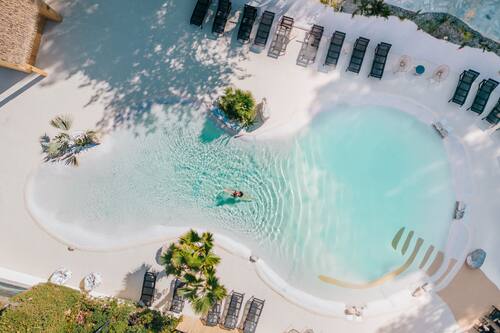 Seasonal outdoor pool, pool umbrellas, sun loungers