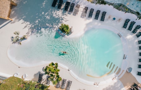 Una piscina al aire libre de temporada, sillones reclinables de piscina