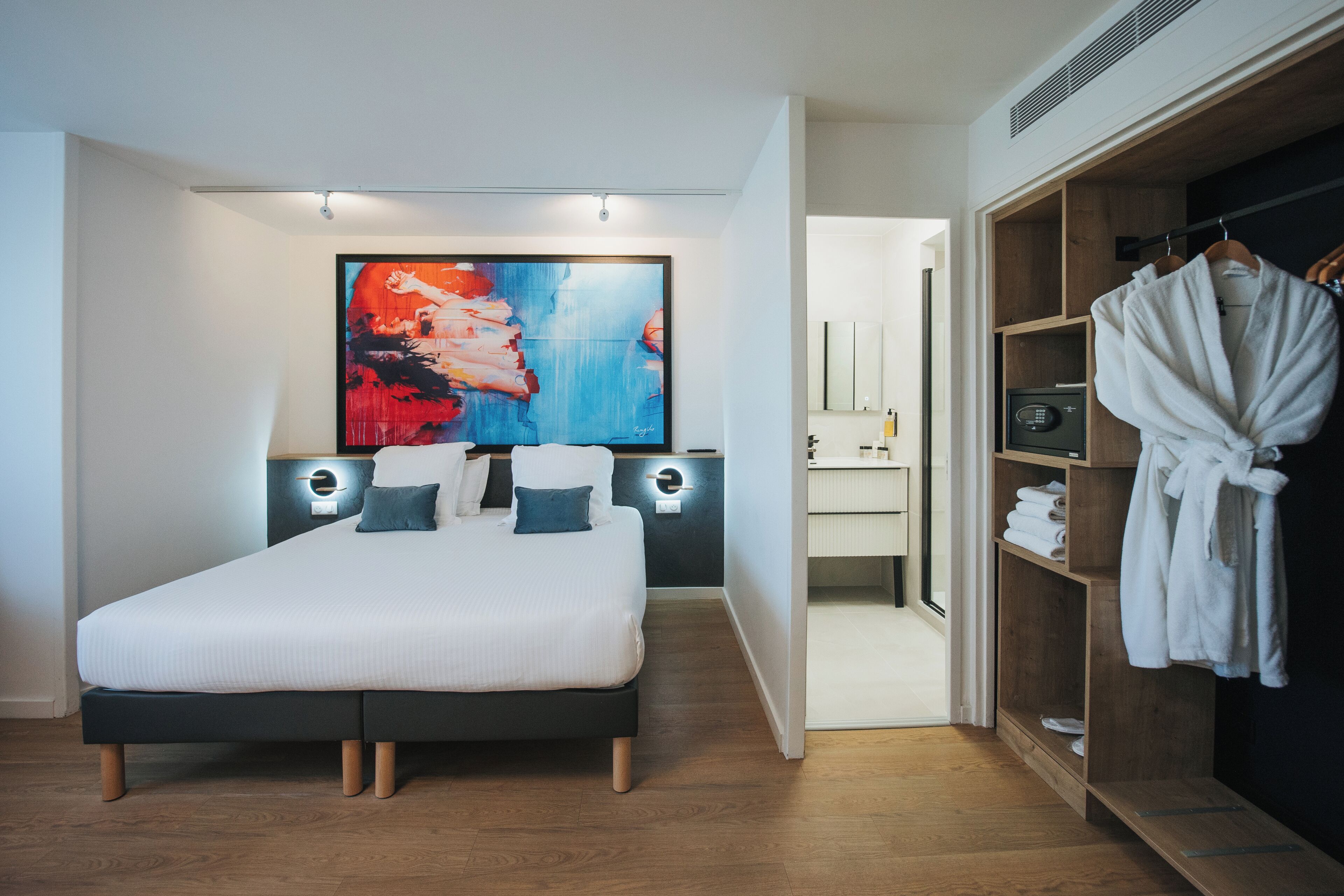 Ropa de cama de alta calidad y minibar 