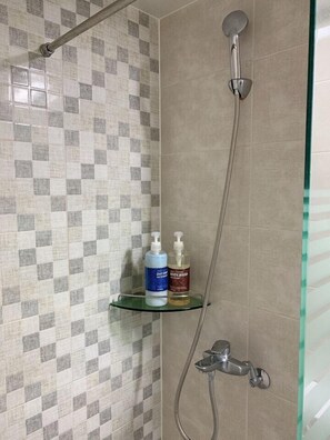 Bathroom shower - Dream Jeju Hotel (Seogwipo)