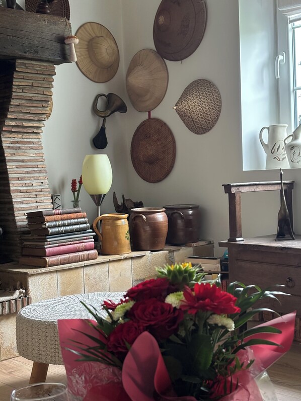 Interior - Rustic cottage (DONNEMAIN ST MAMES)