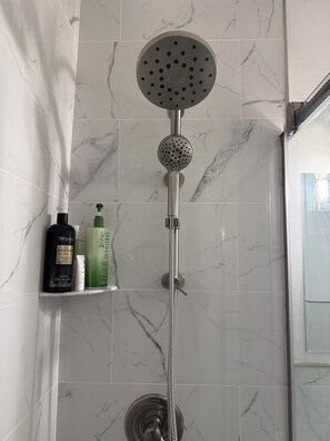 Dusche, Haartrockner, Handtücher, Seife