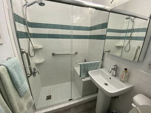 Shower, hair dryer, towels, soap - Beachfront Venice Casa de Villa (Venice)