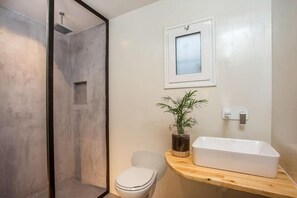 Suihku, hiustenkuivaaja, pyyhkeet, saippua