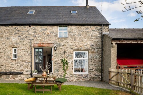 Bryn Lon: 3-Bed Cottage in Caergeiliog | Managed by Anglesey Holiday Lettings