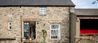 Bryn Lon: 3-Bed Cottage in Caergeiliog | Managed by Anglesey Holiday Lettings