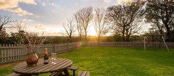 Bryn Lon Bach: Family-Friendly 2-Bed Cottage in Caergeiliog | Managed by Anglesey Holiday Lettings
