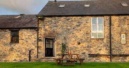 Bryn Lon Bach: Family-Friendly 2-Bed Cottage in Caergeiliog | Managed by Anglesey Holiday Lettings