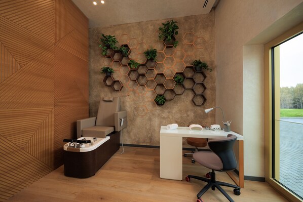 A modern office with a wooden wall, a desk with a chair, and a hexagonal plant wall. - mk | resort tirana (Preze)